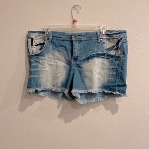 Members Only ladies jean shorts in size 15. Good clean condition.